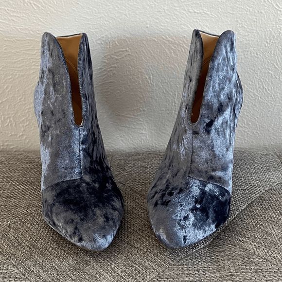Vince Camuto Evanata pastel blue crushed velvet ANKLE BOOTS size 8W wide calf - Picture 2 of 9